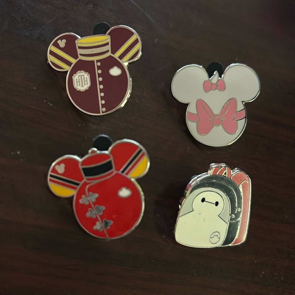 Disney Parks Pins (4)
